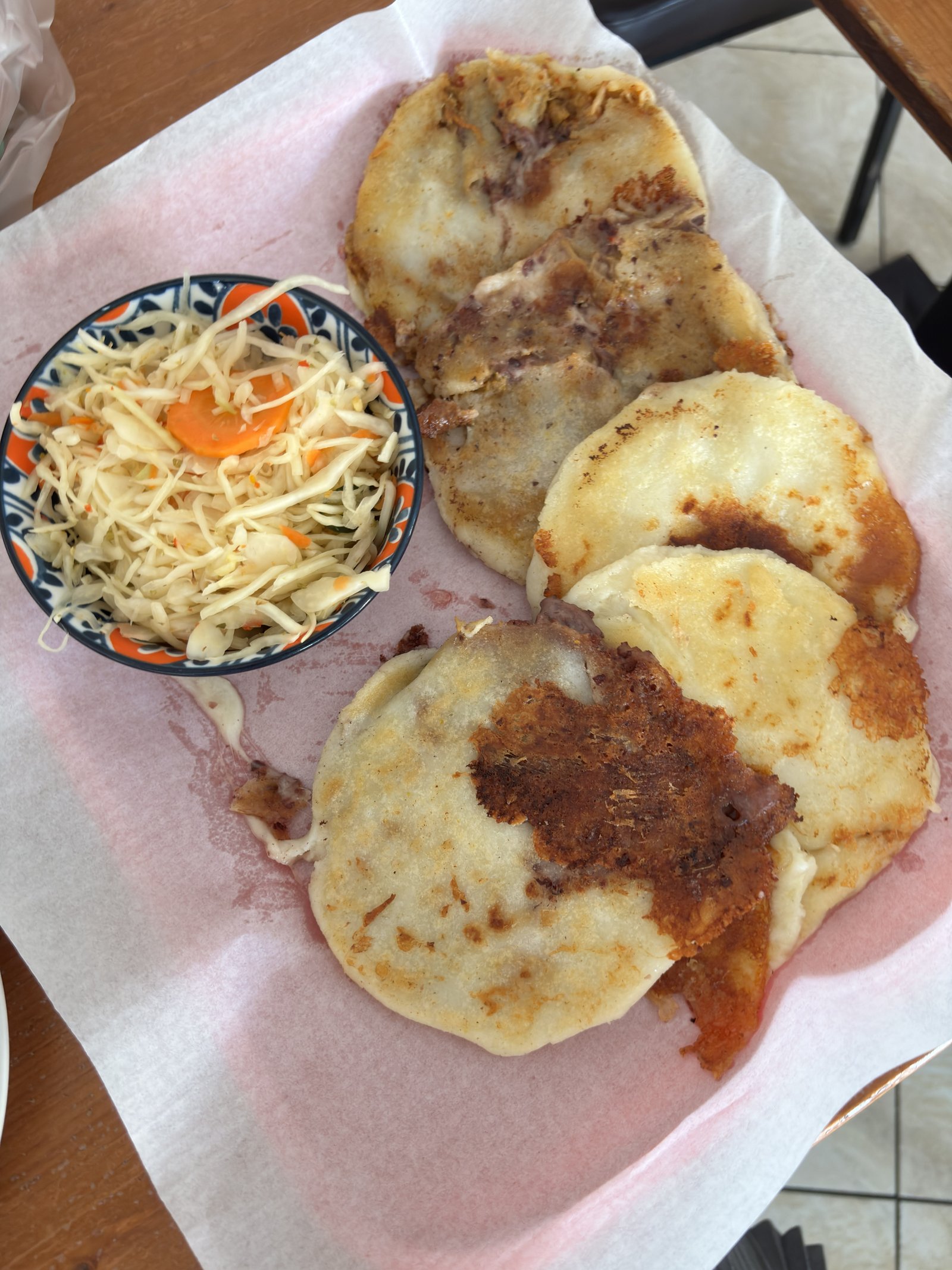 Plato de pupusas con curtido y salsa roja