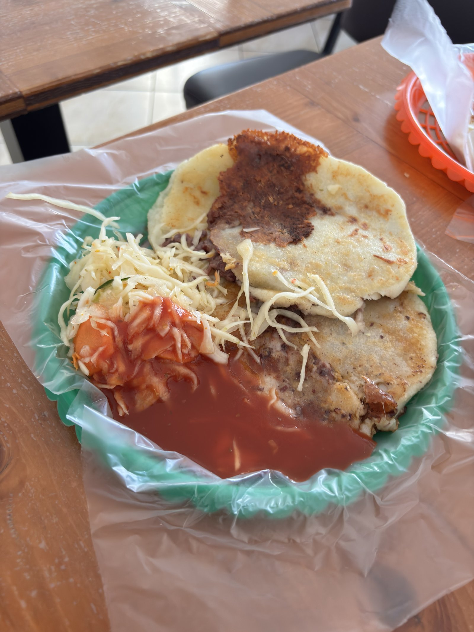 Pupusas servidas con curtido y salsa