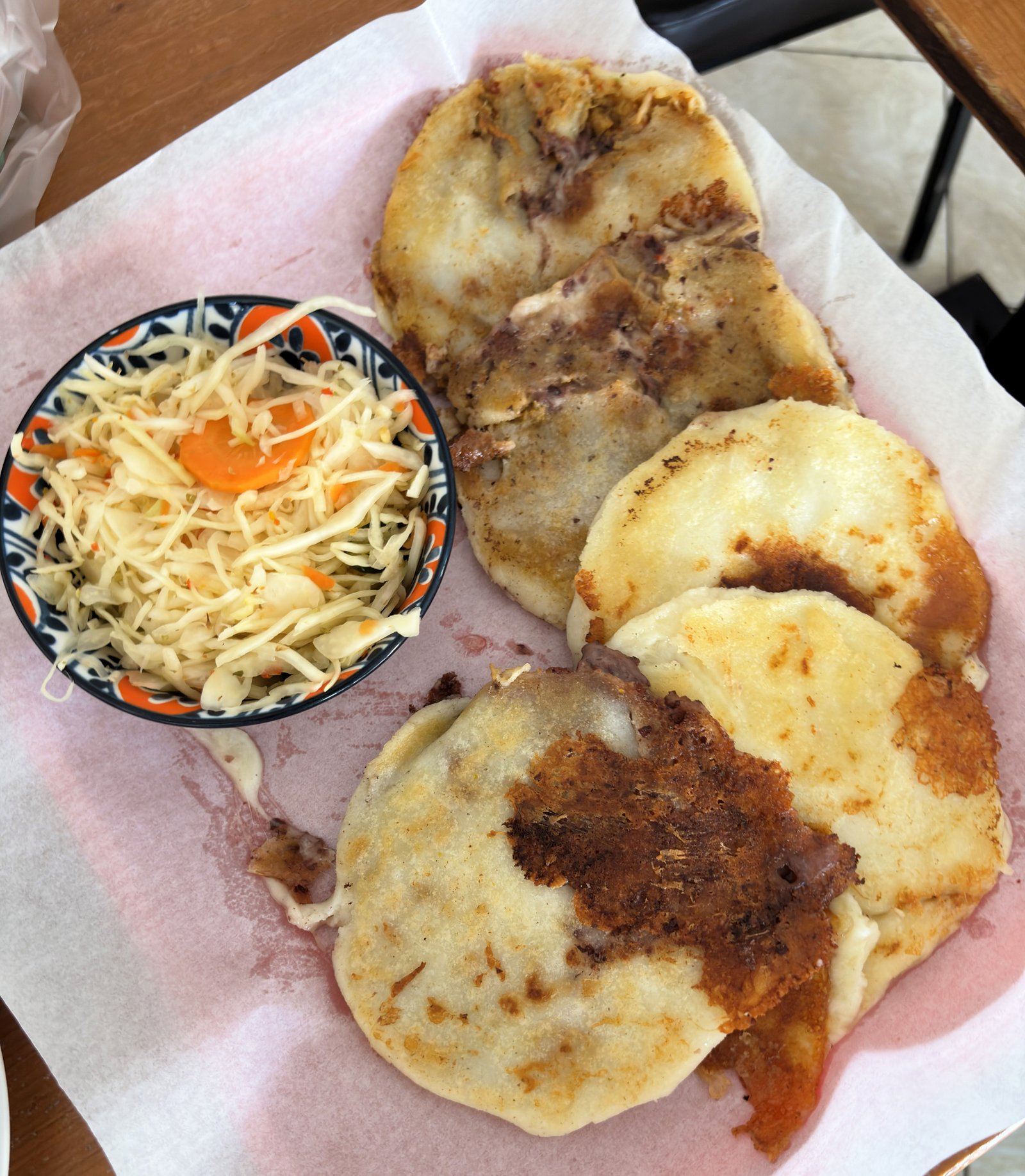 Pupusas servidas con curtido y salsa